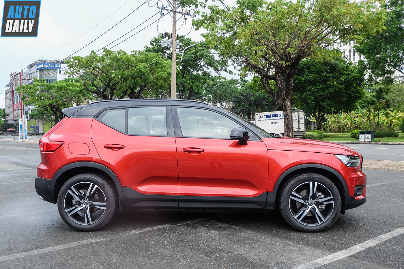 Tại thị trường Việt Nam, Volvo XC40 2019 chỉ có một phiên bản duy nhất là T5 AWD R-Design, không có thêm biến thể T4 Momentum như ở Thái Lan