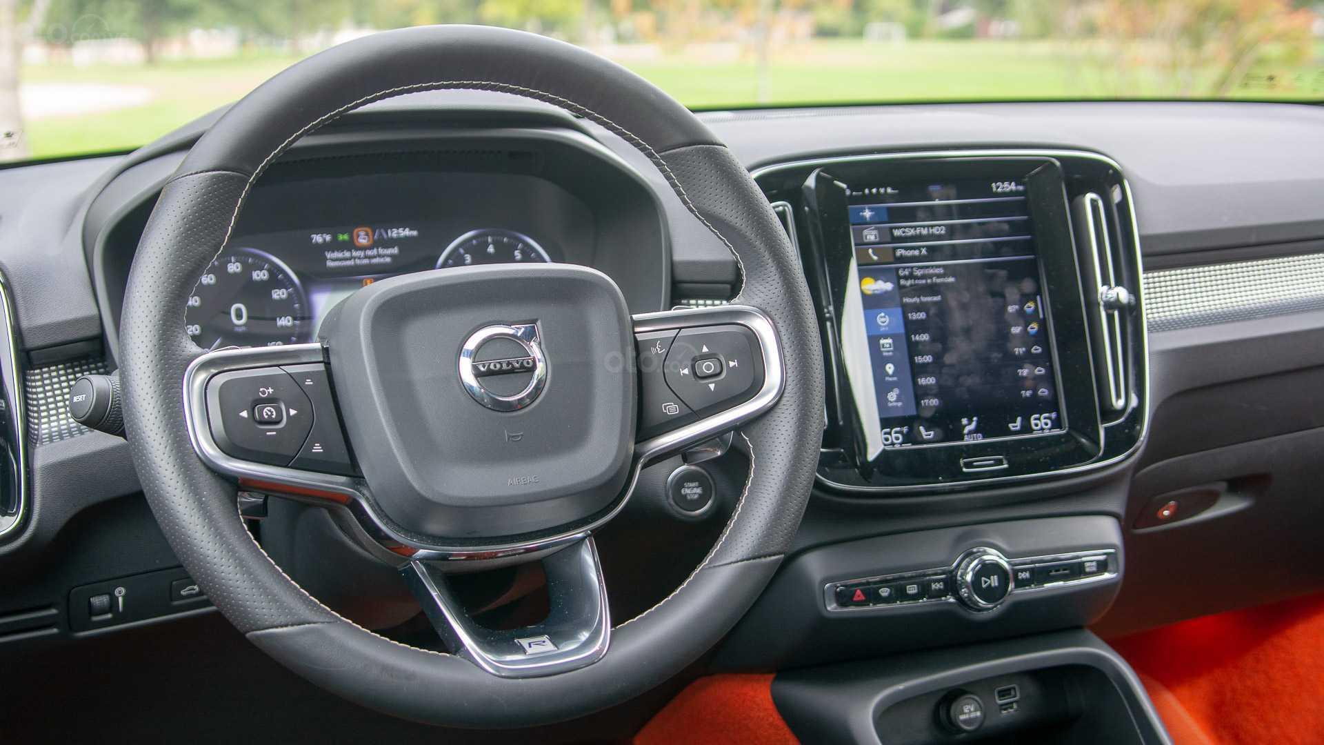 Bảng táp lô được thiết kế hướng đến người lái tối đa nhất, các nút điều khiển, cụm đồng hồ, màn hình đa thông tin đều trực quan và rất dễ thao tác