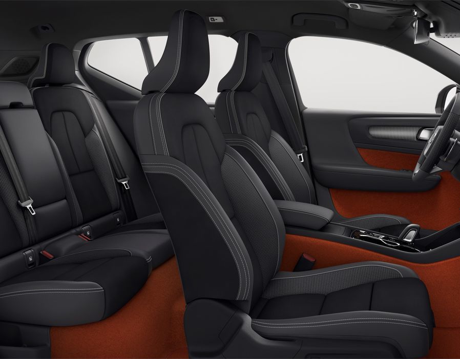 Hàng ghế ngồi bên trong xe cũng khá ấn tượng, nhất là ghế lái kiểu dáng thể thao được bọc da, chỉnh điện và có bộ nhớ vị trí ghế cho người lái