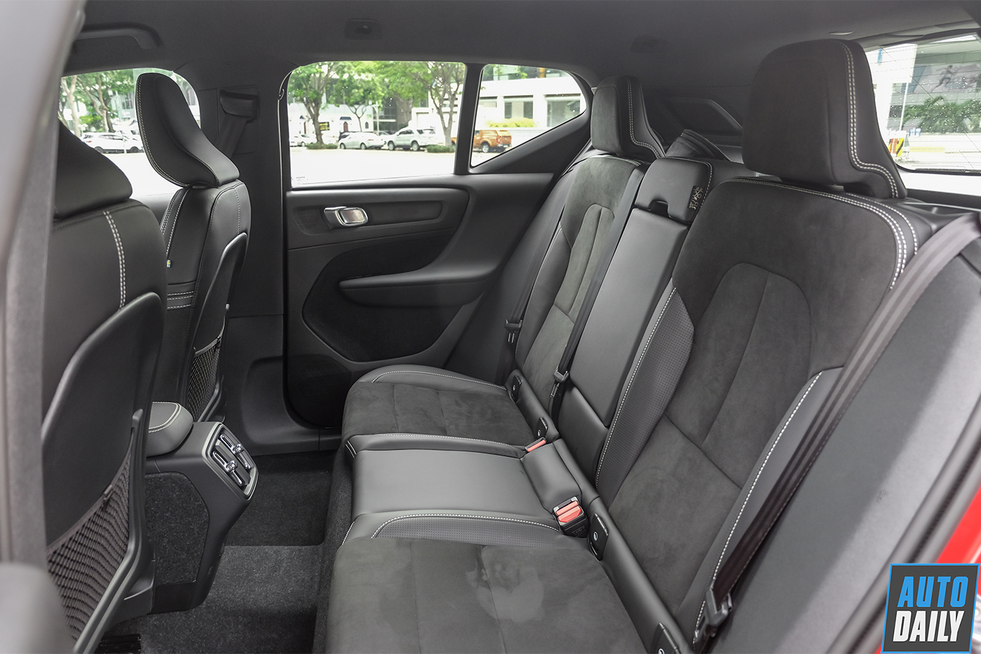 Hàng ghế sau được bố trí ở khoảng cách vừa đủ với hàng ghế trước cộng với trần xe cao giúp hành khách ngồi sau có thể duỗi chân, tựa lưng và cảm thấy thoải mái tuyệt đối dù đi đường xa