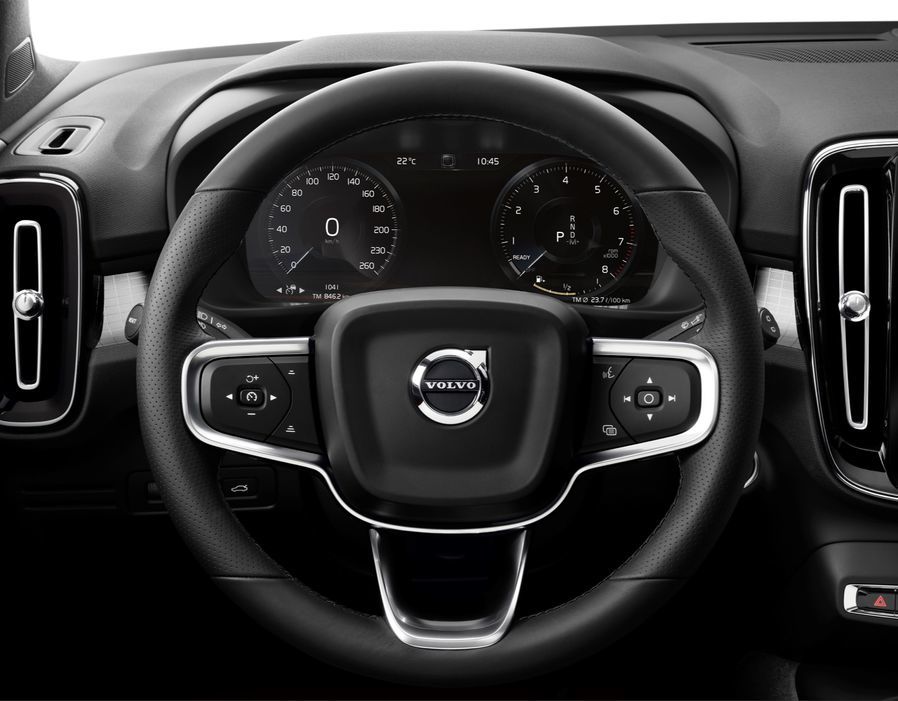 Xe sử dụng loại vô lăng bọc da 3 chấu tích hợp đa chức năng và lẫy chuyển số rất tiện lợi giúp người lái giảm bớt các thao tác khi đang lái xe