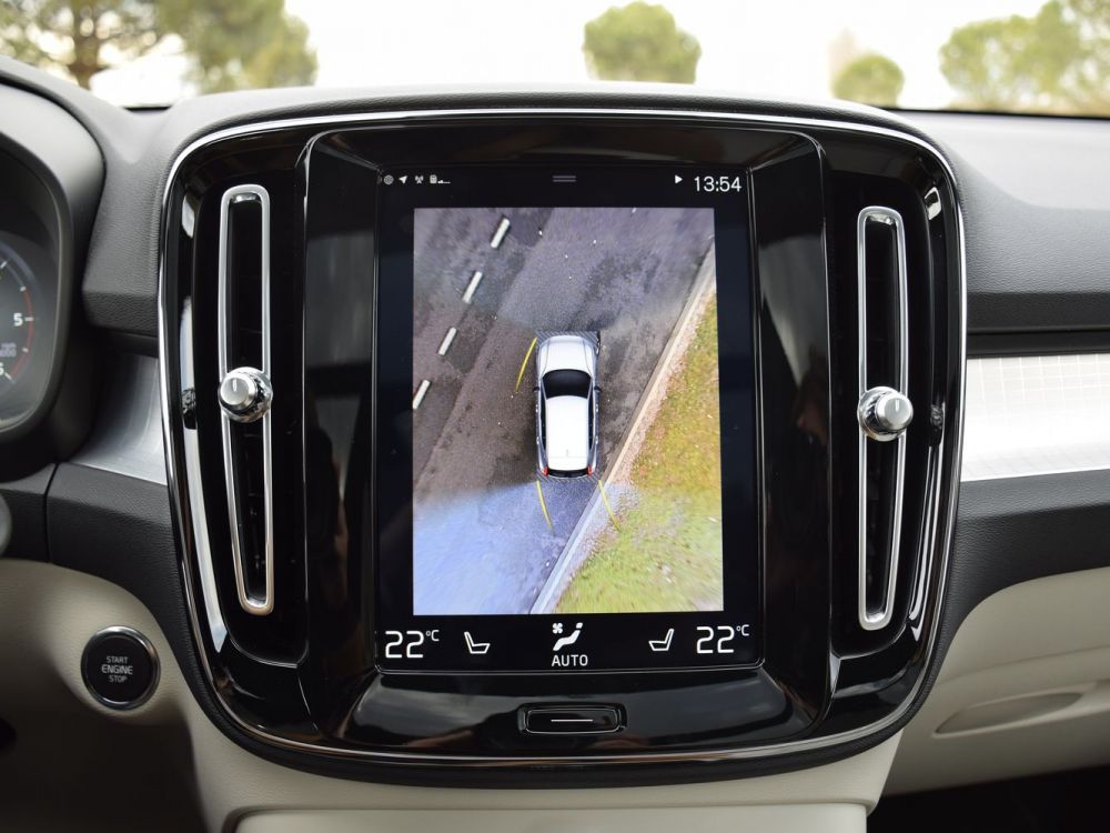 Màn hình cảm ứng Sensus 9 inch nằm ở vị trí trung tâm, tập trung mọi hoạt động giải trí thông tin trên xe