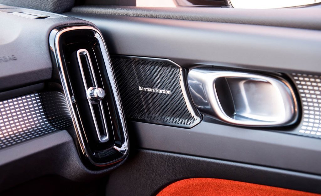 Bản cao cấp T5 R-Design còn được trang bị thêm hệ thống âm thanh Harman Kardon 13 loa, công suất 600W, tính năng dẫn đường, hệ thống trợ lái Pilot Assist đi kèm với hệ thống điều khiển hành trình thích ứng, lẫy chuyển số trên vô-lăng Paddle shift, hỗ trợ đỗ xe và đèn pha LED tự động điều chỉnh ánh sáng khi vào cua