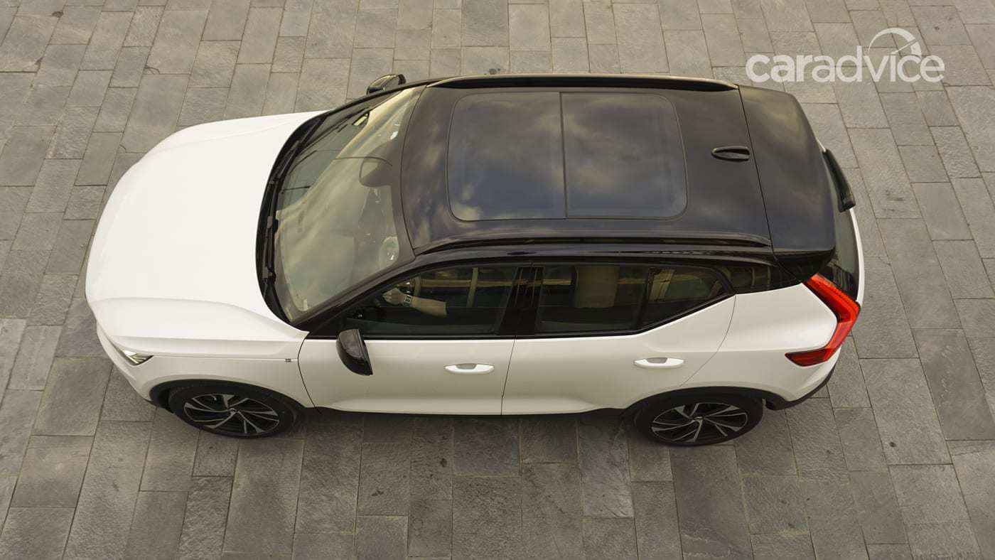 Một cửa sổ trời toàn cảnh 2 lớp chống nắng, chỉnh điện