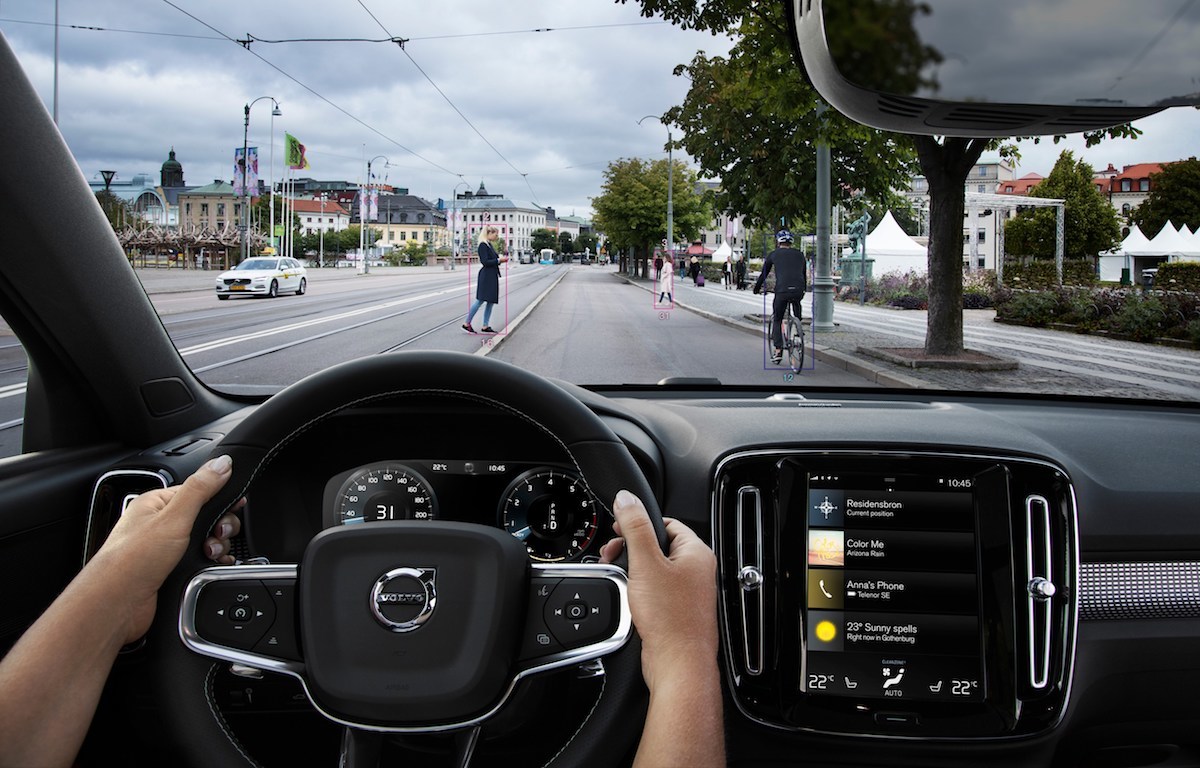 Ngoài ra, phiên bản T5 R-Design còn được trang bị hệ thống hỗ trợ an toàn trong thành phố, tránh và giảm thiểu va chạm với phanh tự động, hệ thống giám sát điểm mù, cảnh báo giao thông phía sau, hỗ trợ giữ làn, cảnh báo khoảng cách, kiểm soát ổn định và lực kéo, kiểm soát ổn định chống lật RSC, 07 túi khí và kiểm soát chiếu sáng chủ động