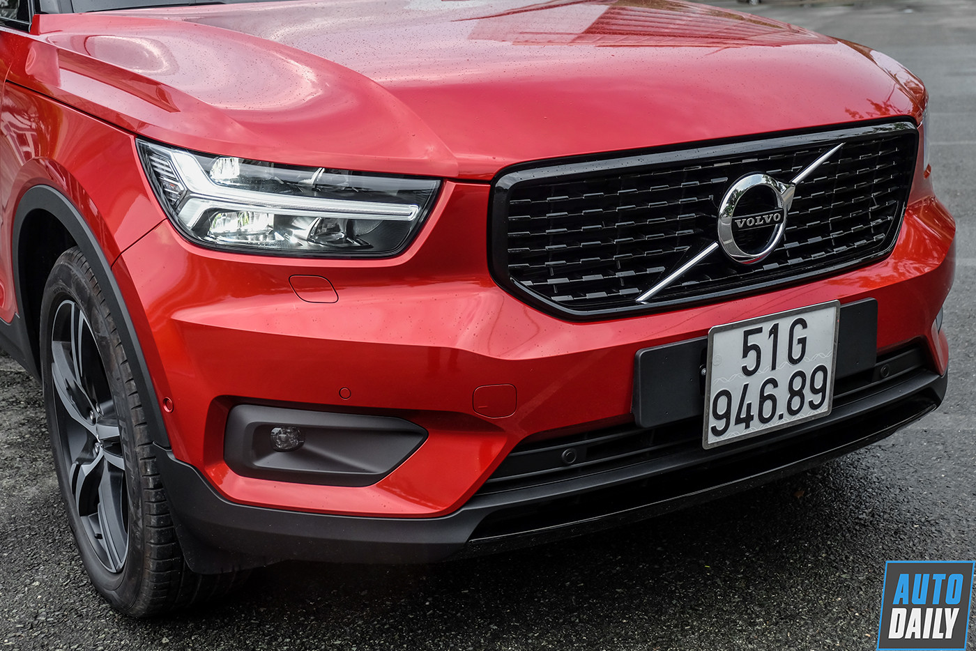 Dưới nắp ca-pô, phiên bản T5 AWD R-Design được trang bị động cơ 2.0L 4 xi-lanh Drive-E, sản sinh công suất tối đa 252 mã lực và mô-men xoắn cực đại 350 Nm