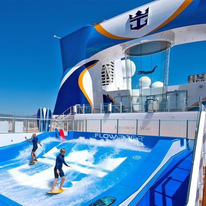 Bể lướt sóng giả lập FlowRider với dòng nước xiết sẽ đem đến cảm giác sống động như trên bãi biển thật, mà du khách không cần rời khỏi tà