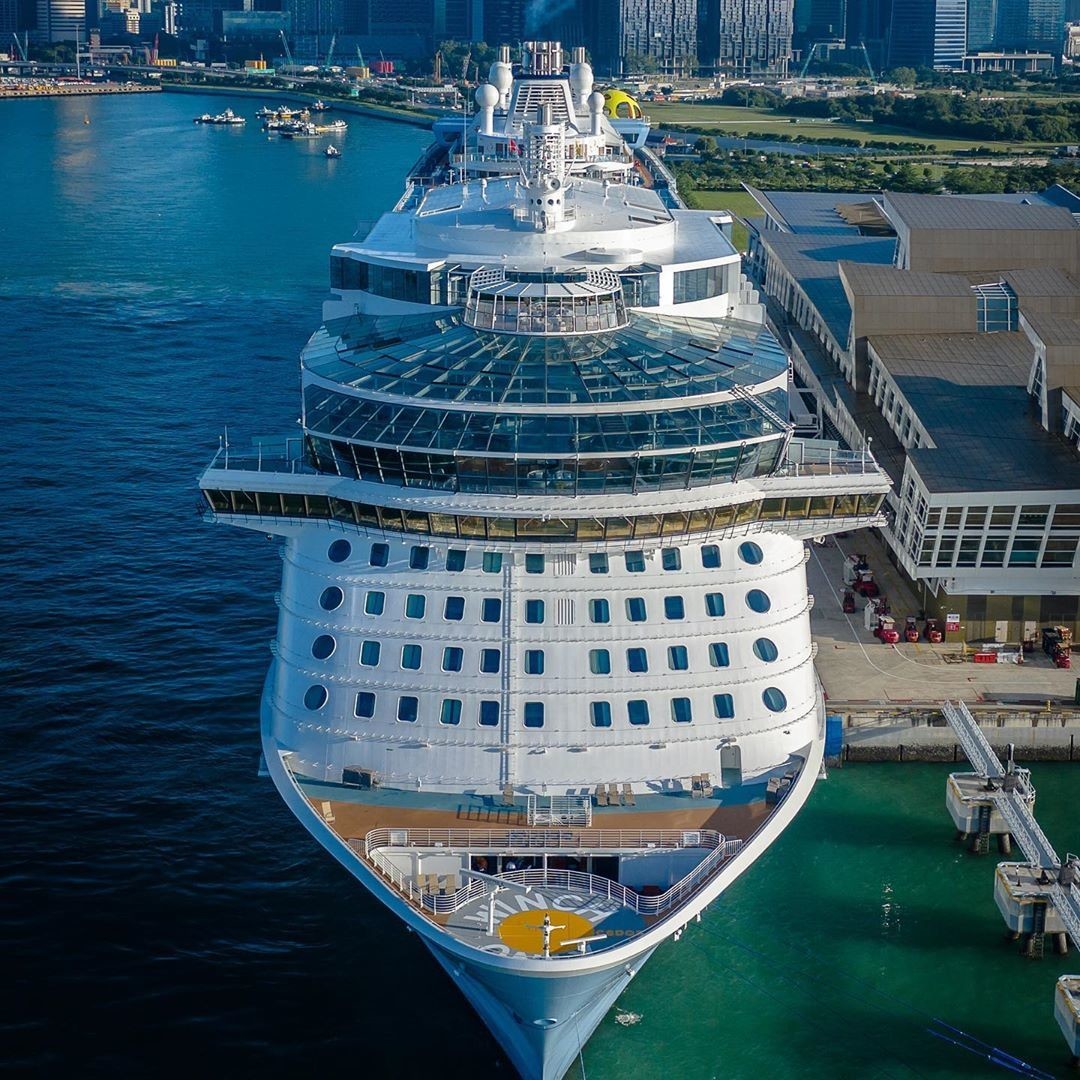 Con tàu thuộc dòng siêu du thuyền Quantum Ultra Class mới nhất của Royal Caribbean đóng tại Đức, với chiều dài 347 m, rộng hơn 41 m và nặng khoảng 168.000 tấn