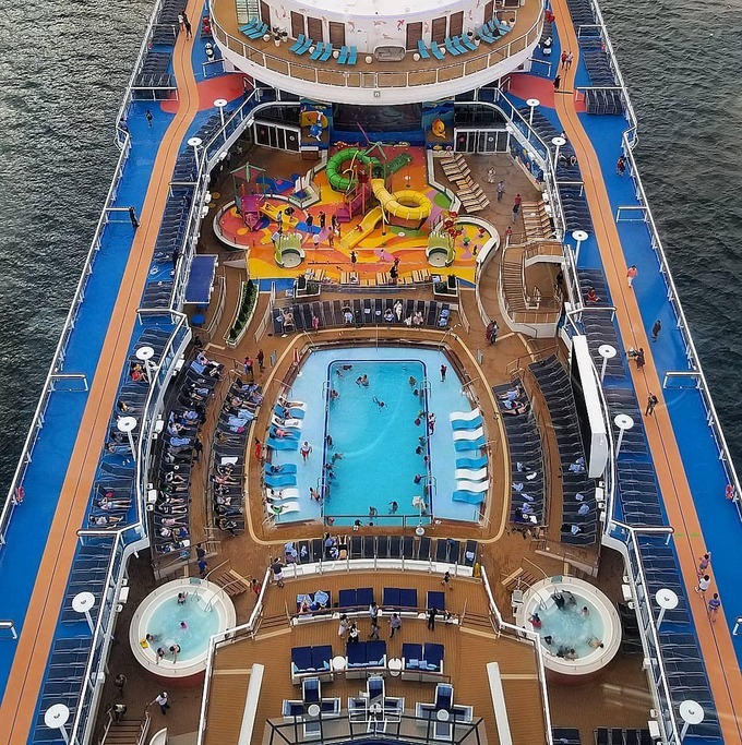 Không gian trên boong tàu là nơi du khách trải nghiệm những hoạt động trải trí như chơi công viên nước, tắm trong hồ bơi hoặc lướt sóng, leo núi, trượt patin hay chơi bóng rổ…