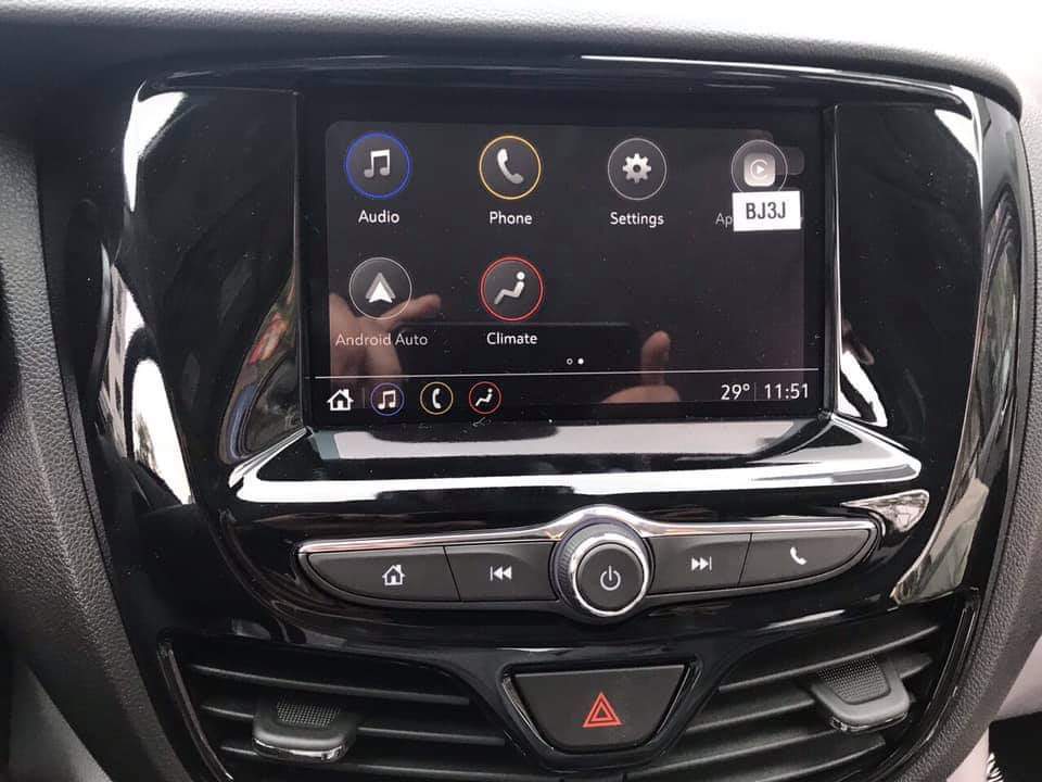 Màn hình giải trí trung tâm tương đối lớn, được ốp nhựa đen bóng bên ngoài sang trọng.