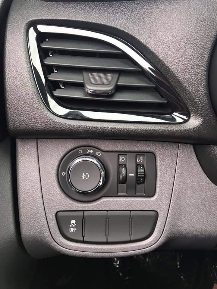 Xe được trang bị hệ thống cân bằng điện tử ESC. Vị trí núm điều chỉnh chức năng chiếu sáng trên xe được đặt phía bên trái, tương tự như các dòng xe Đức.