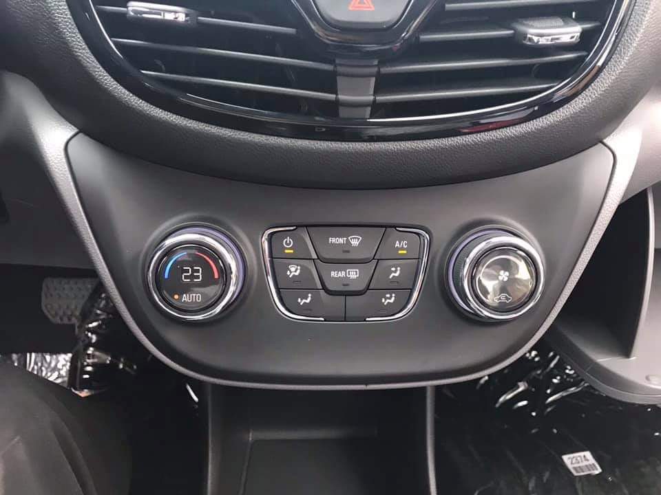 Các phiên bản VinFast Fadil cho khách hàng lái thử trong thời gian tới được trang bị điều hòa tự động. Trang bị này không phải là tiêu chuẩn mà để có nó, khách hàng mua xe sẽ phải chi thêm số tiền 8,8 triệu đồng.