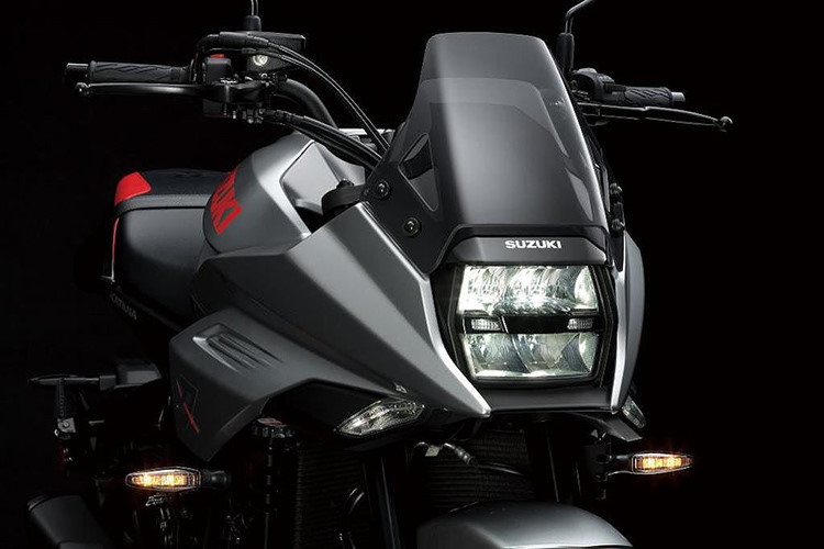 Về thiết kế, ở phần đầu xe Suzuki Katana Jindachi 2019 mang đậm hơi hướng cổ điển với vòm đèn hình chữ nhật vuông vức kèm kính chắn gió dài