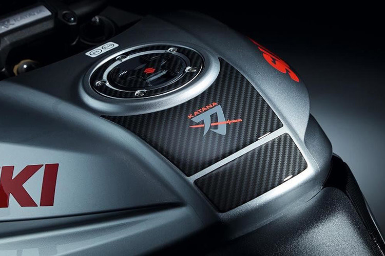 Bình xăng 12 lít của mẫu xe này sở hữu những đường cắt sâu và logo Suzuki lớn ở hai bên được bê nguyên từ chiếc xe môtô GSX-1100S Katana trước đây lắp sang
