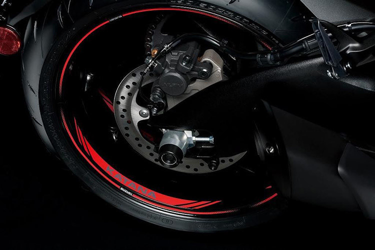 Những dải decal màu đỏ dán trên vành xe, cùng với decal gel chống trượt dán trên bình xăng vân carbon cũng tạo thêm điểm nhấn đặc biệt cho Katana Jindachi