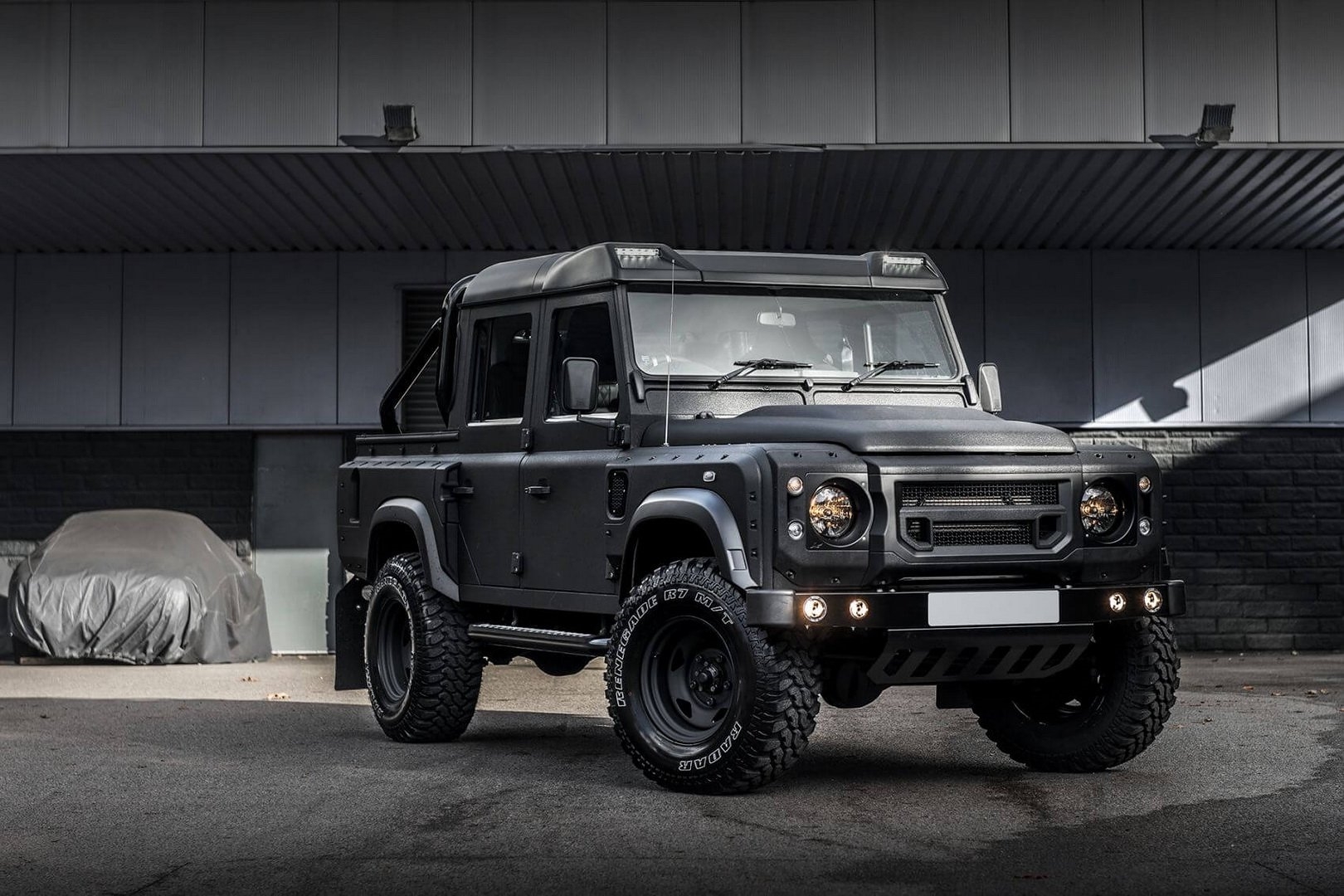 Tại thị trường Anh Quốc, giá xe Land Rover Defender "The End Edition" có giá lên tới 49.999 Bảng (tương đương khoảng 1,47 tỷ đồng)