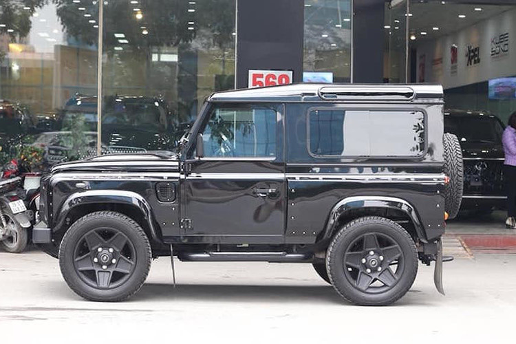 Những vòm bánh nới rộng mới có thể chứa vừa bộ mâm 5 cánh hình sao Mondial đường kính 90 inch và bản rộng 9 inch, được sơn trong màu đen mờ Volcanic Black, bọc xung quanh bộ vành 5 chấu đẹp mắt này là những chiếc lốp gai bản 275/55/20 cho cả 4 bánh xe