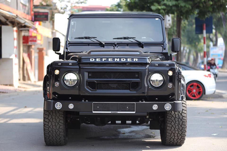 Chiếc xe ở Việt Nam thuộc phiên bản XS 90, nổi bật không chỉ nhờ kiểu dáng thân xe 3 cửa hiếm gặp mà còn nhờ bộ widebody bắn đinh tán hầm hố do Chelsea Truck Company thiết kế