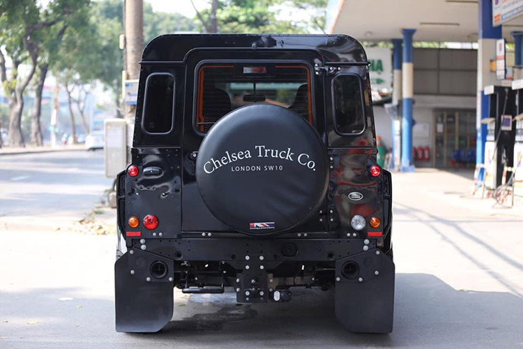 Nằm phía sau các bánh là những heo phanh được sơn màu nổi bật, chắn bùn cao su và trang bị không thể thiếu với mỗi chiếc xe offroad chuyên nghiệp: hệ thống phuộc độ với giảm xóc được đôn cao để tăng khoảng sáng gầm