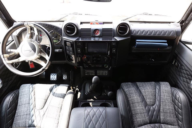 Bên trong Chelsea Truck Company xe được độ sang trọng và tiện nghi, đầu tiên phải kể tới đó là các ghế ngồi trong xe nguyên bản đã được thay bằng loại ghế thể thao GTB được bọc trong da cao cấp chần chỉ vân con thoi như xe siêu sang