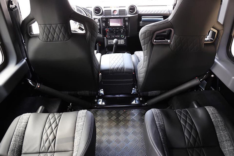 Ngoài ghế ngồi, gần như mọi bề mặt khác bên trong khoang lái cũng được bọc da chần chỉ như bảng táp-lô, bệ trung tâm, các tay nắm cửa, tấm ốp cửa, tấm chắn nắng và toàn bộ phần trần xe
