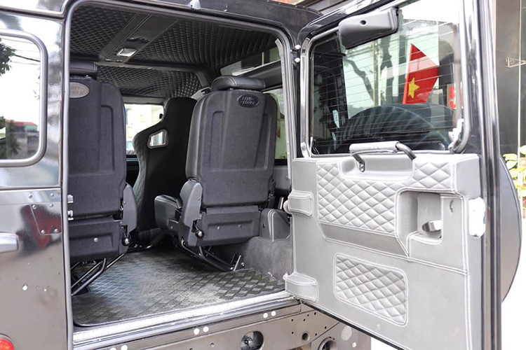 Dựa trên cơ sở Land Rover Defender 2.2TDCi XS 90, mẫu xe độ này còn được trang bị động cơ diesel 4 xi-lanh thẳng hàng