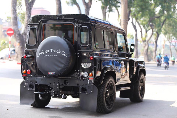 Sức mạnh của động cơ được truyền tới 4 bánh qua hệ thống dẫn động bán thời gian và hộp số sàn 6 cấp. Hiện hãng độ Chelsea Truck Company không tiết lộ chi tiết thông số cuối cùng của mẫu xe đình đám này