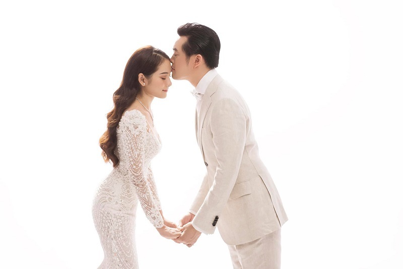 Sau nửa năm hẹn hò, đám cưới của cặp đôi sẽ diễn ra vào ngày 2/6 tại một khách sạn 5 sao sang trọng ở TP.HCM.