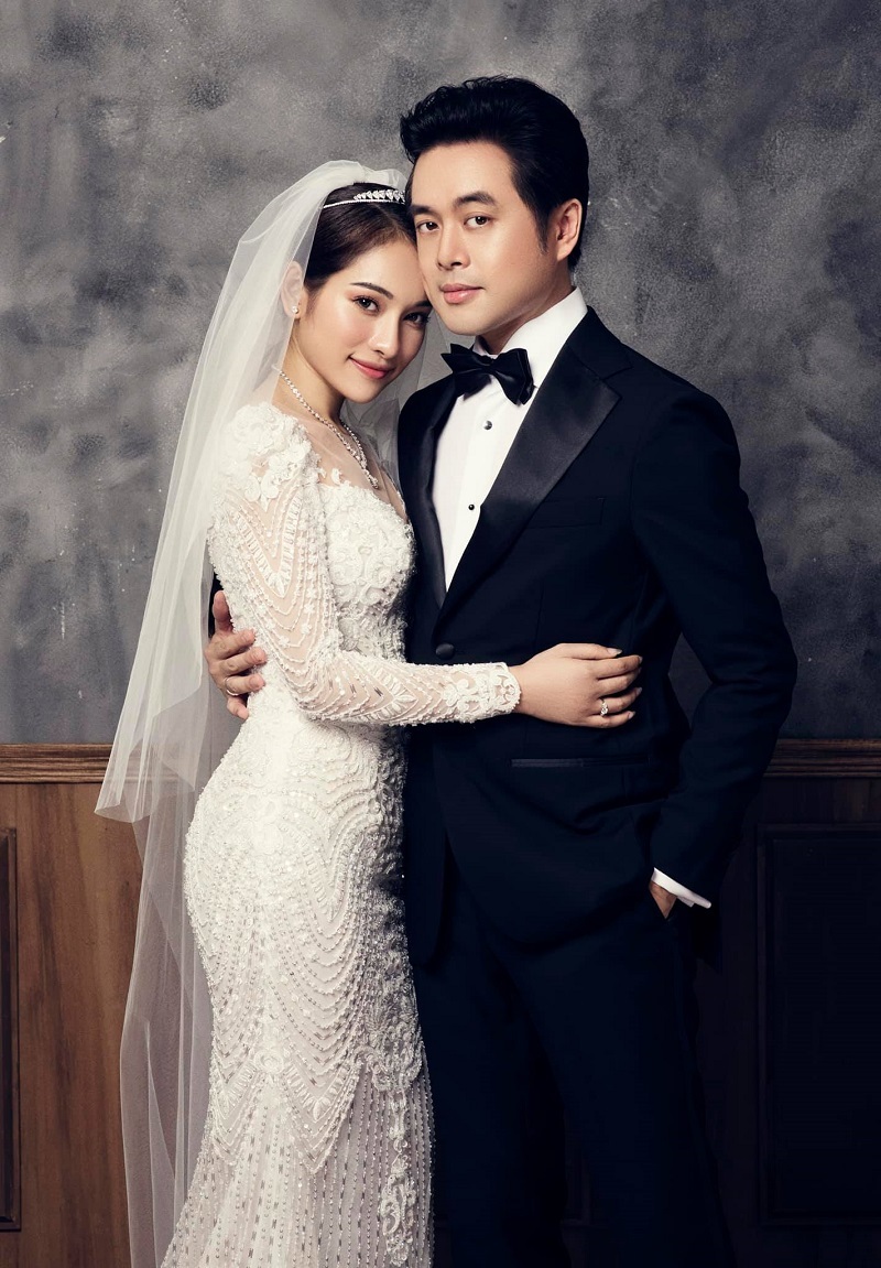 Cặp uyên ương diện lễ phục, không ngần ngại thể hiện tình cảm dành cho nhau.
