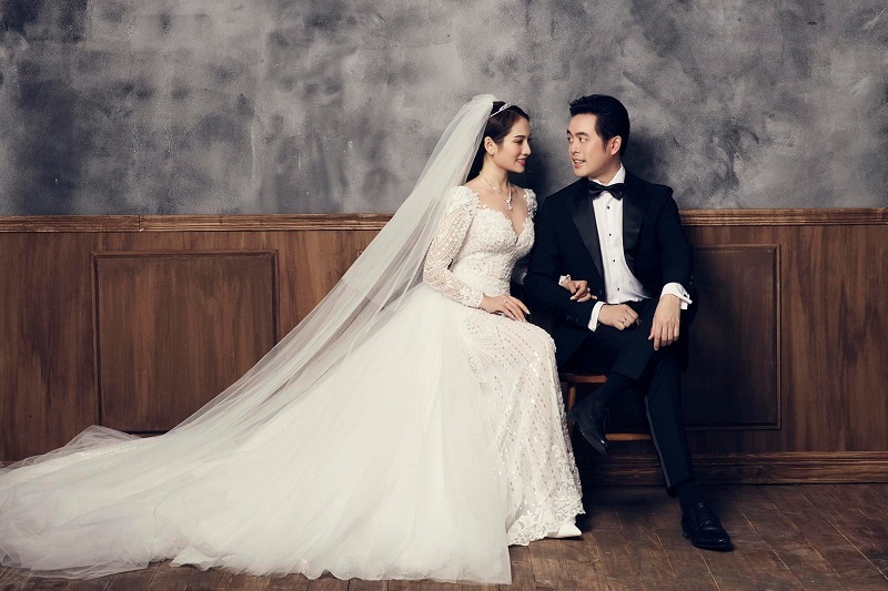 Sau bộ ảnh cưới tại Hàn Quốc, mới đây, nhạc sĩ Dương Khắc Linh vừa hé lộ bộ ảnh cưới với Sara Lưu (Ngọc Duyên) được chụp trong studio.