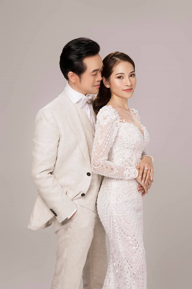 Nói về việc kết hôn nhanh chóng, nhạc sĩ Dương Khắc Linh từng tâm sự, anh nghĩ yêu nhau lâu hay ngắn không quan trọng bằng việc gặp đúng người, đúng thời điểm. "Tôi thấy Sara Lưu chính là nửa còn lại của đời tôi, vì vậy không phải đắn đo khi quyết định về chung một mái nhà", anh chia sẻ.