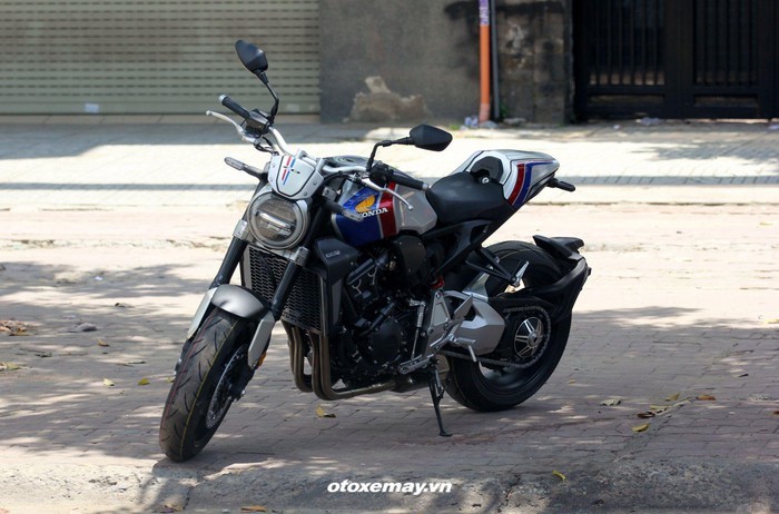 Lưu lại cột mốc lịch sử 50 năm dòng xe CB750, Honda Nhật Bản đã quyết định cho ra đời 350 chiếc CB1000R Plus 2019 với thiết kế đặc biệt cho tín đồ hâm mộ dòng xe này trên toàn thế giới