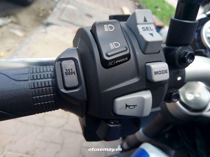 Có nút Mode tùy chỉnh 4 chế độ lái: Tiêu chuẩn, Thể thao, Đường mưa và Theo ý muốn người lái (User), ngoài cùng bên trái là nút kích hoạt chức năng sưởi ấm tay lái