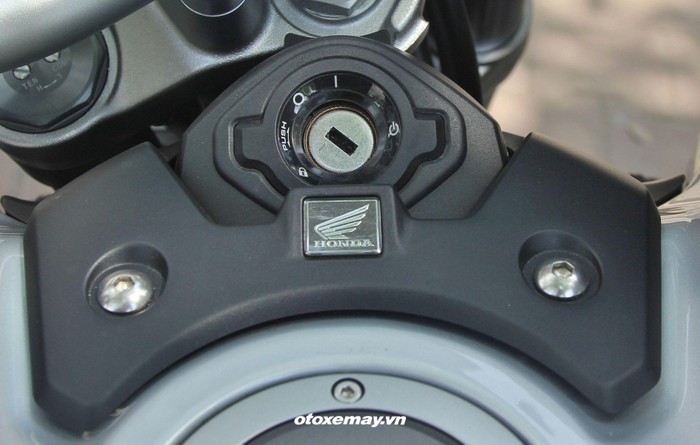 Ổ khóa rãnh dẹp truyền thống với các chức năng cơ bản như mở nguồn điện chuẩn bị khởi động máy, khóa cổ xe... Chức năng khóa chống trộm HISS của Honda sáng chế