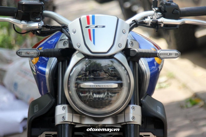 CB1000R Plus 2019 sử dụng toàn bộ đèn LED, trong đó đèn pha chia hai tầng kèm dải đèn LED định vị hình móng ngựa đặc trưng