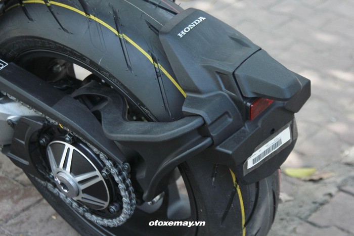 Bánh sau gắn vè chắn bùn rời làm nổi bật đuôi xe chếch cao năng động