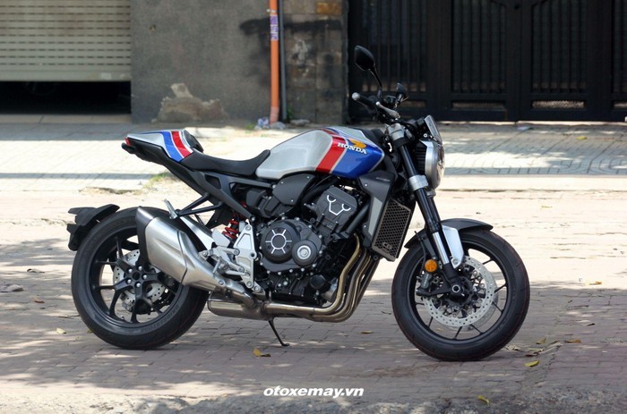 Hệ thống giảm xóc bánh trước hành trình 120mm lắp phuộc ngược (upside down) hàng hiệu Showa SFF-BP (Separate Function Fork-Big Piston’s) với góc nghiêng 25 độ bảo đảm đánh lái linh hoạt trên đường ngoằn ngoèo