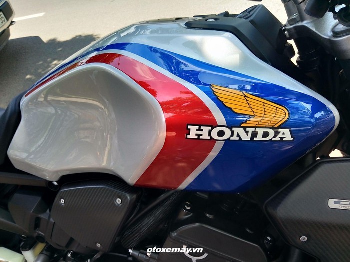 Phiên bản giới hạn của chiếc CB1000R Plus 2019 được tạo điểm nhấn với bộ tem xe phối màu nền đỏ-trắng-xanh kèm logo cánh chim màu vàng trên bình xăng và tấm ốp đầu chóa đèn pha LED, gợi nhớ màu xe đua Honda HRC trứ danh