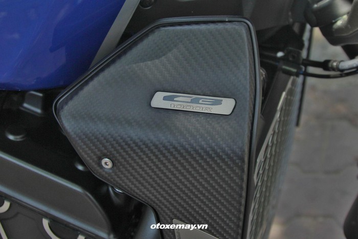 Tấm ốp carbon hông xe gắn mác hiệu CB1000R và SC-Project chứ không có dòng chữ thể hiện phiên bản “Plus Limited Edition”
