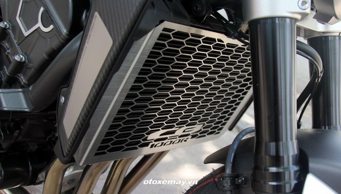 Lưới tản nhiệt lớn có khung mắt tổ ong bảo vệ