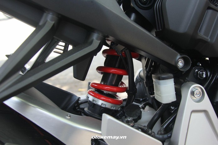 Giảm xóc bánh sau hành trình 131mm dùng phuộc đơn lò xo trụ liên kết Pro-Link có thể tinh chỉnh độ đàn hồi