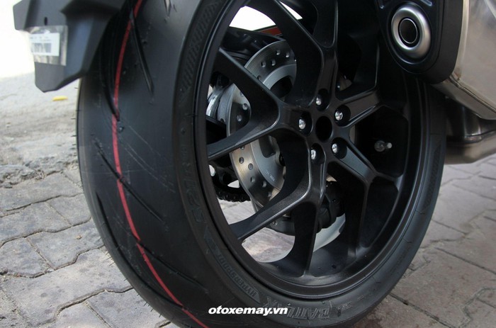 Bánh mâm đúc 17inch với 5 cánh kép nhỏ hình chữ Y. Lốp xe trước 120/70 và sau 190/55