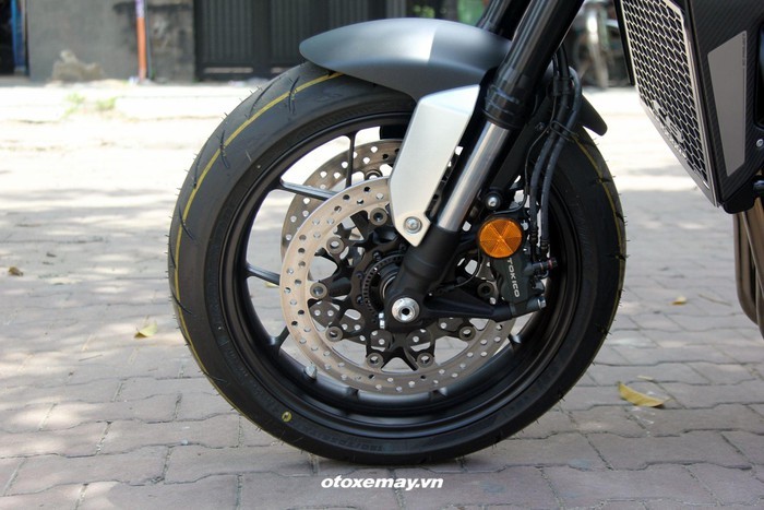 Hỗ trợ lái xe an toàn gồm hệ thống phanh ABS trên cả hai bánh, với phanh đĩa kép đường kính 310mm ở bánh trước kèm heo phanh Tokico và phanh đĩa đơn 265mm cho bánh sau