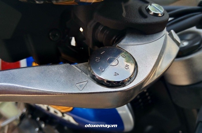 Xe côn tay (có bánh xe điều chỉnh dây côn) với hộp số 6 cấp, bộ nồi chống trượt bánh xe khi dồn số gấp Slipper Clutch