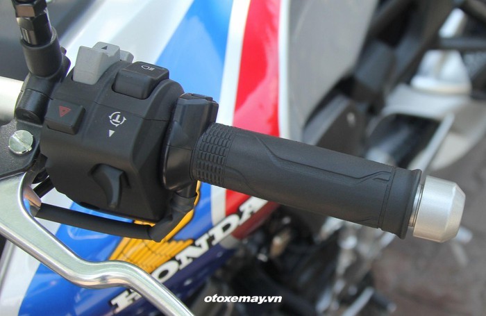 Xe còn có công nghệ kiểm soát lực kéo HSTC (Honda Selectable Torque Control) kích hoạt bằng lẫy kế chữ T trên tay lái bên trái, tính năng phanh động cơ EB (Engine Brake)