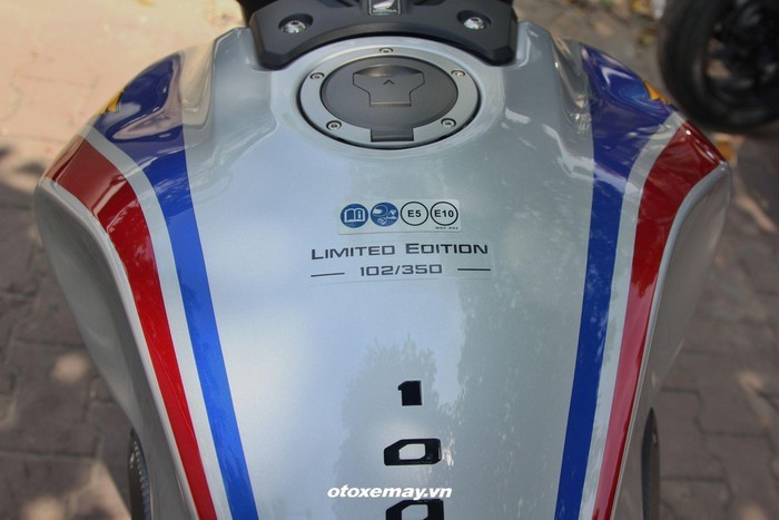 Trên mỗi xe đều có tem chính hãng dán ở bình xăng ghi số thứ tự lượt xuất xưởng từ 1 đến 350