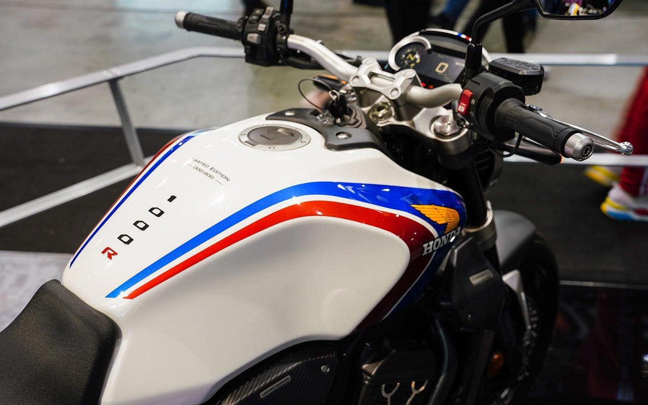 Nhà phân phối môtô Motorsport chưa công bố giá bán chính thức của CB1000R Plus Limited Edition 2019, trên thị trường quốc tế, xe phân phối từ tháng 4/2019 với mức giá 18.160 USD (426 triệu đồng)