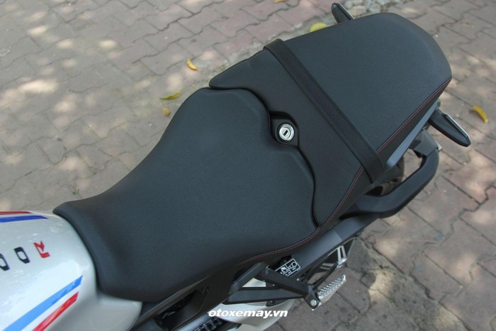 Bên cạnh các đặc điểm riêng của bản xuất xưởng giới hạn, mẫu môtô phân khối lớn CB1000R Plus 2019 vẫn giữ thiết kế Neo Sports Cafe (thể hiện cả nét hoài cổ và hiện đại) và kích thước xe tương tự CB1000R 2019 bản tiêu chuẩn