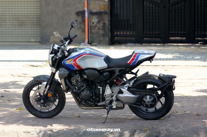 Xe có chiều dài 2.120mm, rộng 789mm, cao 1.090mm, khoảng sáng gầm xe 135mm, yên xe cao 830mm, xe nặng 212kg