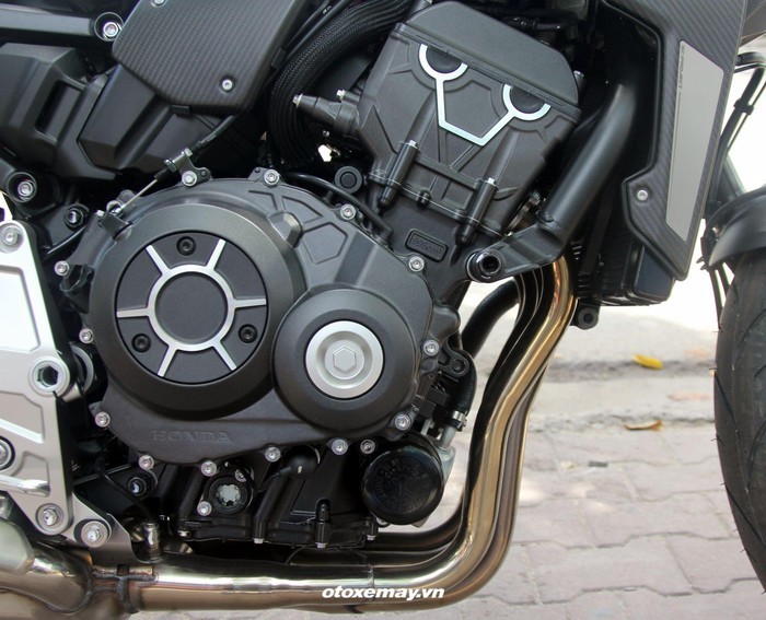 Sức mạnh động cơ không thay đổi, xe vẫn trang bị động cơ 4 xy-lanh, DOHC, dung tích 998 phân khối, giải nhiệt bằng dung dịch, công suất 145,5 mã lực tại tua máy 10.500 vòng/phút và mô-men xoắn cực đại 104Nm/8.250 vòng/phút